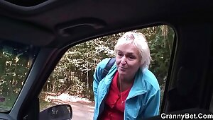 Old granny getting nailed in get under one's jalopy